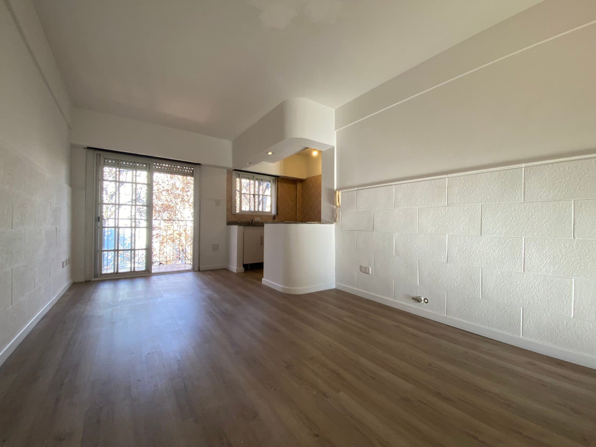 Vendo Excelente SEMIPISO 2 ambientes al frente con balcón y lavadero. Apto profesional. - foto 1