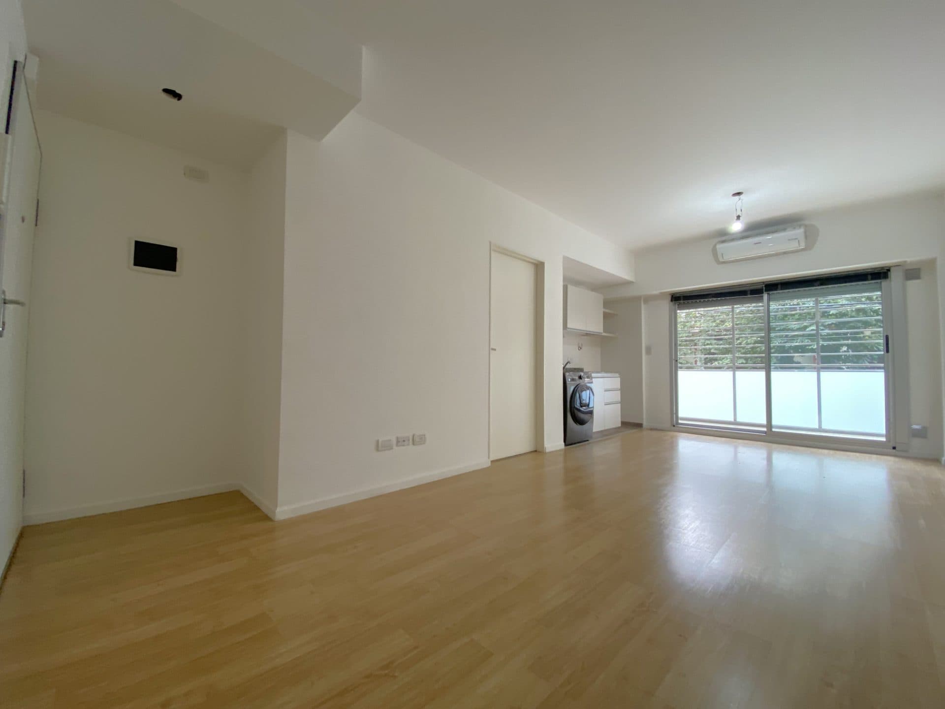 Departamento de 2 ambientes 46m2 al frente con balcón corrido y patio. Amenities. - imagen 1